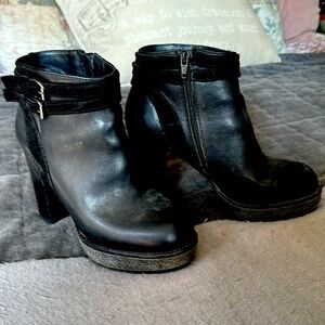 Manas booties